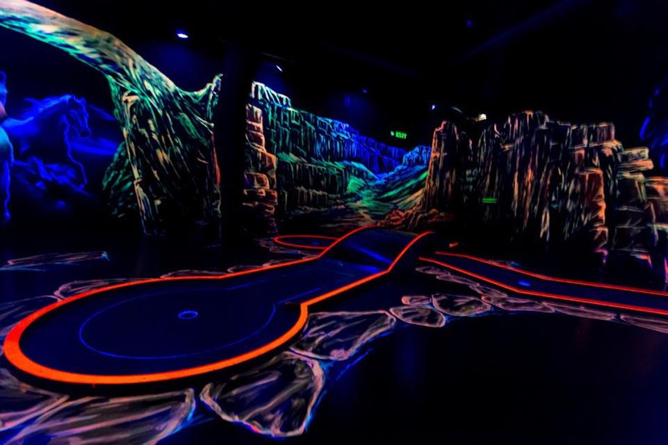 Auf 3.000 m² wird Gästen ein großes Spektrum an Unterhaltung geboten: Eine absolut neuartige Form von Minigolf erwartet Sie in der Extreme Minigolf Arena. Entfliehen Sie dem Alltag und begeben Sie sich auf eine einzigartige Reise durch eine geheimnisvoll leuchtende Fantasiewelt, bestehe...