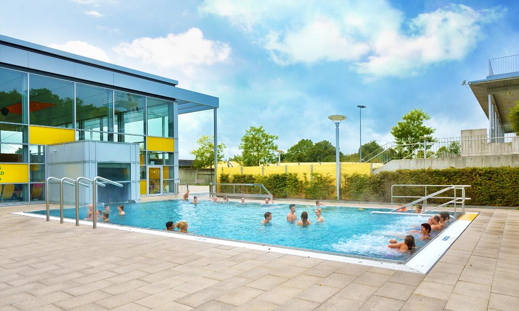 In den Sommermonaten lädt das SILVANA Freibad mit über 2.500 m² Wasserfläche, einer professionellen Sprunganlage, zahlreichen Freizeitaktivitäten, einem Sportbecken, einem Nichtschwimmerbereich, einem Kinderbecken, einer Breitwellenrutsche und ...