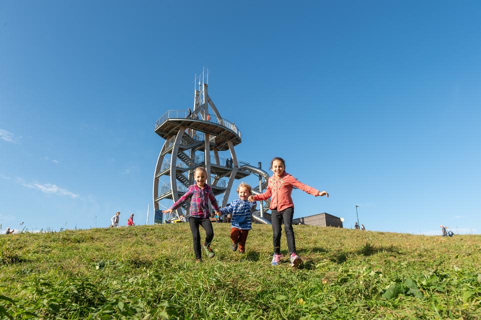 Die 23 Meter hohe Aussichtsplattform „Noahs Segel“ ist ein touristisches Ausflugsziel im Herzen des UNESCO-Biosphärenreservats Rhön und bietet Ihnen in der Thüringer Rhön vom Berg Ellenbogen aus einen Panoramablick auf die Region. Die Besucher-Plattform auf einer Höhe von 14,5 Metern ist über ...