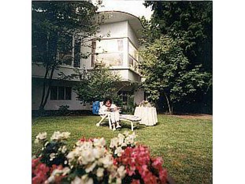 Erholen Sie sich im Sanatorium Werlich-Barié im schönen Rosenviertel, Bad Kissingen nicht unweit des Rosengartens.