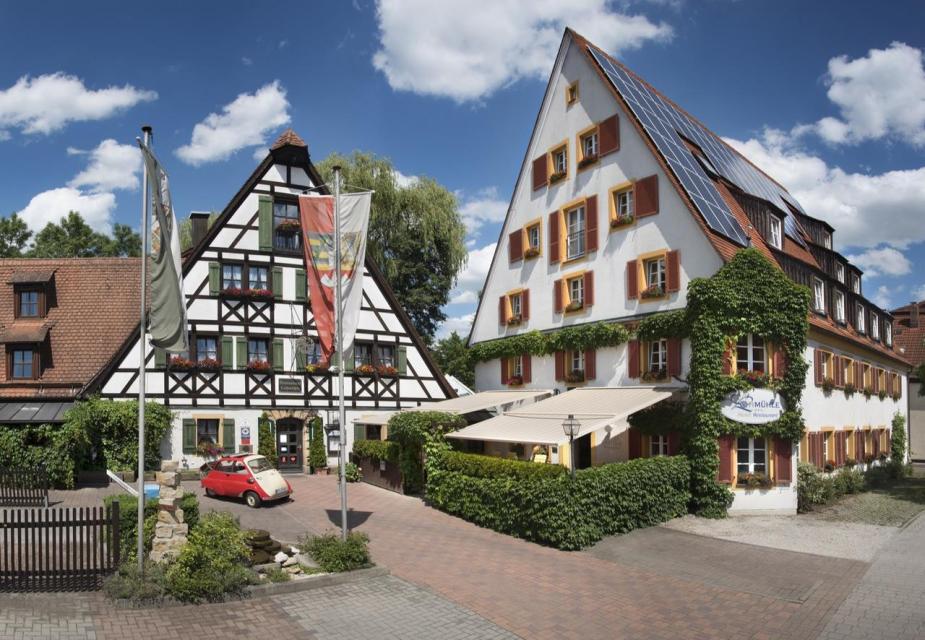 Das Hotelrestaurant Lohmühle ist Ihr modernes drei Sterne Hotel in der Innenstadt von Bayreuth, das nicht nur mit seiner besonderen Lage am malerischen Mühlbach, sondern auch mit seiner Nähe zur Innenstadt mit all ihren Sehenswürdigkeiten besticht.