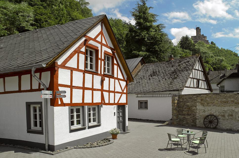 Dieses moderne Ferienhaus (70 m²) liegt im historischen Ortsteil Ehrenburgertal unterhalb der Ehrenburg unmittelbar an den Premiumwanderwegen. Idealer Ausgangspunkt für Wanderungen oder Ausflüge. Das Haus verfügt über 2 Schlafzimmer (2 DZ), eine v...