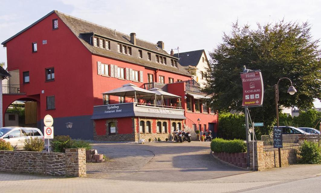 Das familiengeführte Hotel liegt direkt an der Mosel mit herrlichem Blick ins Moseltal, den Weinbergterrassen und der Ober- und Niederburg zu Kobern. Zwischen Koblenz (15 km) und Cochem (35 km) gelegen ist das Hotel in Dieblich Ihr zentraler Ausgangspunkt an der Untermosel für zahlreiche Ausflüge...