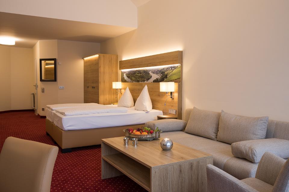 Unser komfortables Hotel liegt unmittelbar an der Mosel, mit Panoramablick. Unser Restaurant bietet regionale Köstlichkeiten an. Unsere Zimmer (40 m²) sind mit warmen, wohltuenden, hellen Holztönen ausgestattet und verfügen über einen Balkon, SAT-...