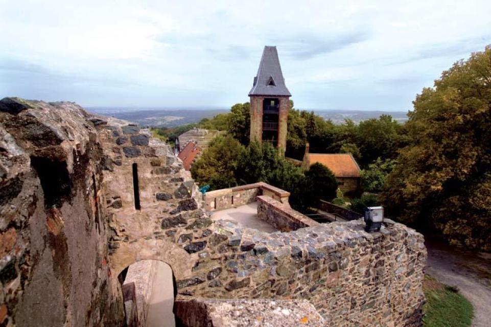 Blick von der Burgmauer auf die Burgruine Frankenstein bei Mühltal.