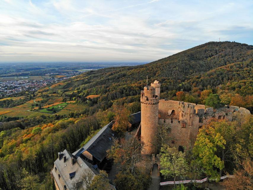 Der Burgensteig führt 120 Kilometer entlang der Bergstraße von Darmstadt nach Heidelberg. Neben zahlreichen Burgen locken auch traumhafte Aussichten in die Rheinebene.