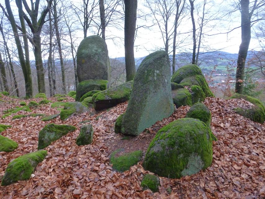 Große Felsbrocken, Felsenmeere und Höhlen regten seit jeher die Phantasie der Menschen an. Befand sich auf dem Steinberg eine keltische Kultstätte? Wer lebte am Wildleutestein?
