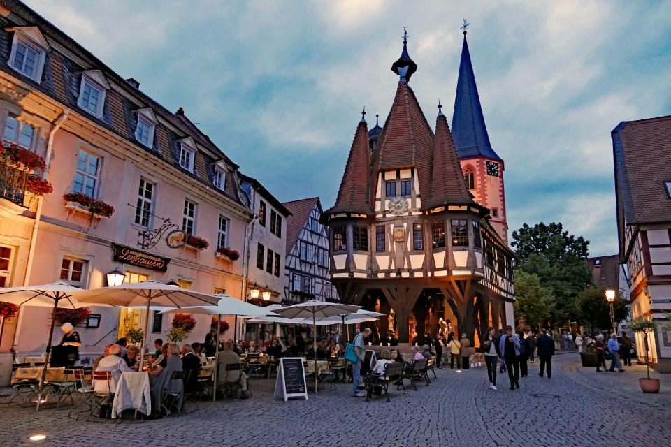 Marktplatz Michelstadt in der Abenddämmerung mit historischem Fachwerk-Rathaus