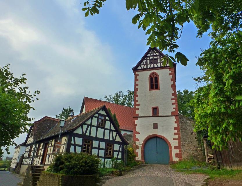 Wehrkirche mit Fachwerkhaus und Kirchturm in Brensbach-Wersau