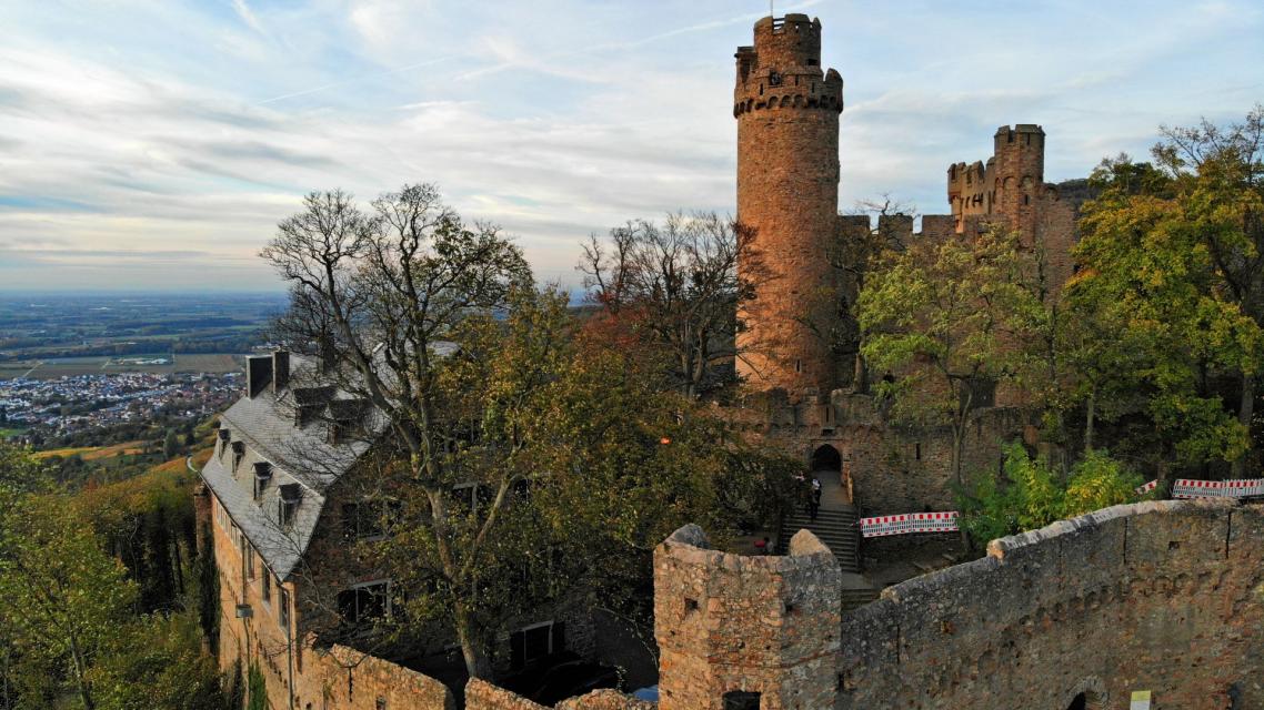 Mit dem Alsbacher und dem Auerbacher Schloss erwarten Sie auf dieser waldreichen Etappe zwei beeindruckende Burgruinen mit grandioser Aussicht.