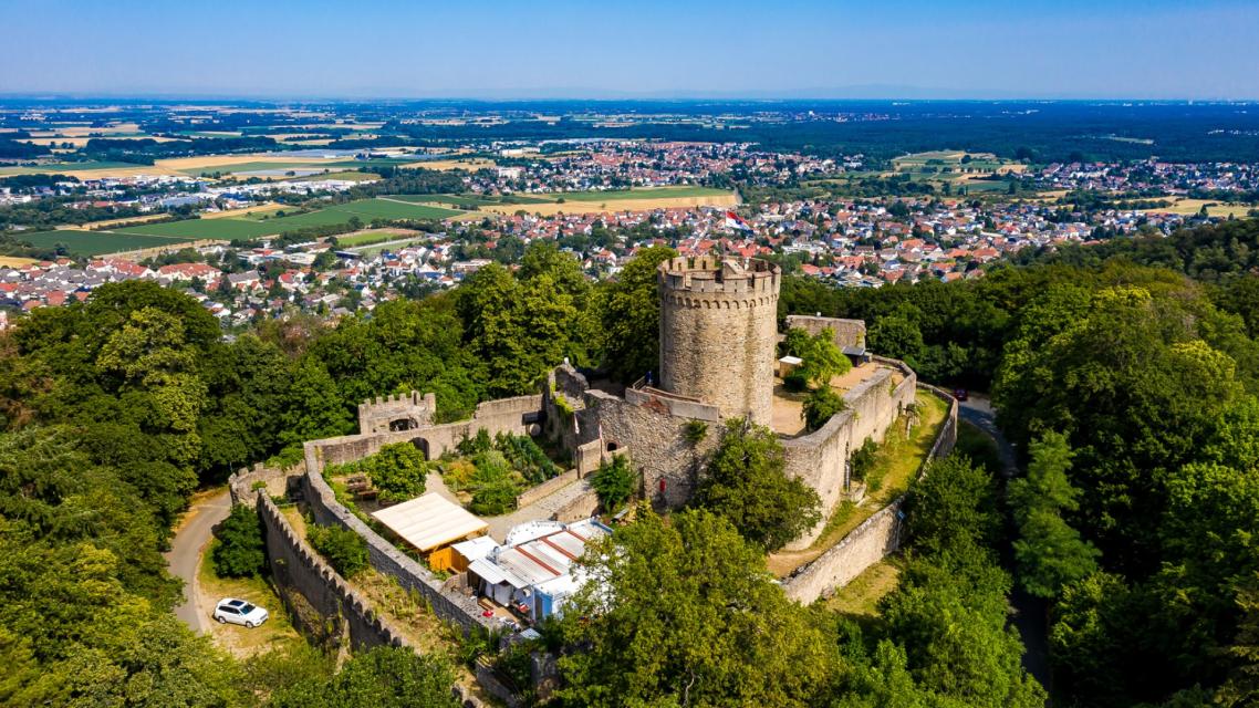Alsbacher Schloss mit Blick in die Rheinebene