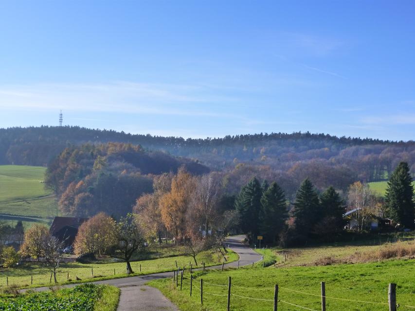 Aussichtsreiche, 12 km lange Rundtour über Feld und Flur, Obstwiesen und Weiden mit sanften Steigungen um Kirchbrombach und Böllstein.  
                 title=