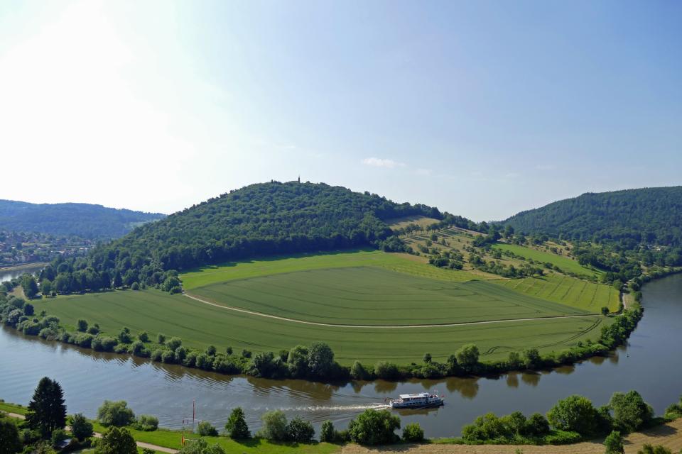 Im südlichen Odenwald werden die schönen Täler von Elz, Seebach und Neckar durchfahren. Zahlreiche Sehenswürdigkeiten liegen am Weg.