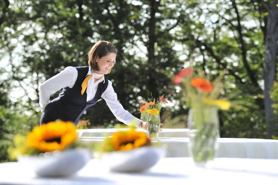 Lufthansa Seeheim ist weltweit das einzige Hotel der Lufthansa Group. Es befindet sich in einzigartiger Lage in Mitten eines Buchenwalds oberhalb des Ortes SeeheimJugenheim. Das Restaurant "seeheim´s eat & meet" versorgt die Gäste mit moderner Kulinarik, ausgesuchten Leckerbissen und kreativen Ideen.