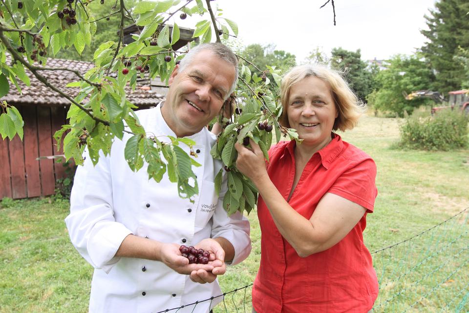 Im Gasthaus Zum Hirsch kommt auf den Tisch, was die Gastgeber Rainer und Sigrid Schäfer im eigenen Garten, im Tomatenhaus und auf ehemals landwirtschaftlich genutzten Flächen anbauen.