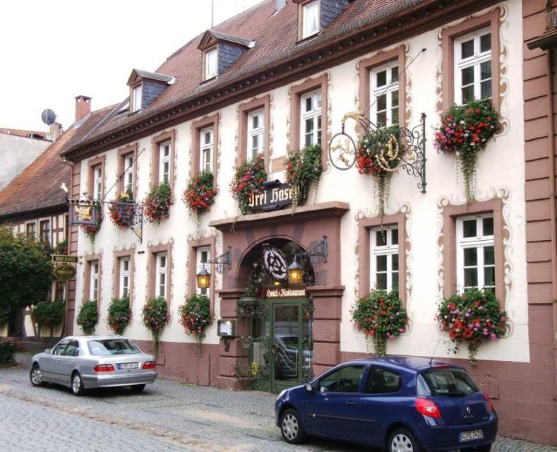 Das kleine gemütliche Restaurant "Drei Hasen" liegt unmittelbar zentral in der Alstadt von Michelstadt, direkt am historischen Rathaus in Michelstadt.