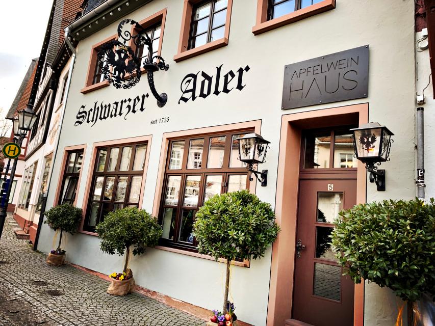 Das Apfelweinhaus Schwarzer Adler liegt mitten in der schönen Altstadt von Michelstadt, mit Blick auf das althistorische Rathaus.