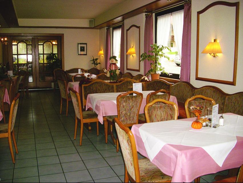 Das Restaurant Wiesengrund bietet eine ausgezeichnete, regionale Küche mit idyllischer Freiterrasse. Große Auswahl vom Odenwälder Kochkäse über regionale Wildspezialitäten, bis hin zur wunderbaren Odenwaldforelle.Für Familien- und Betriebsfeiern finden bis zu 120 Gäste Platz