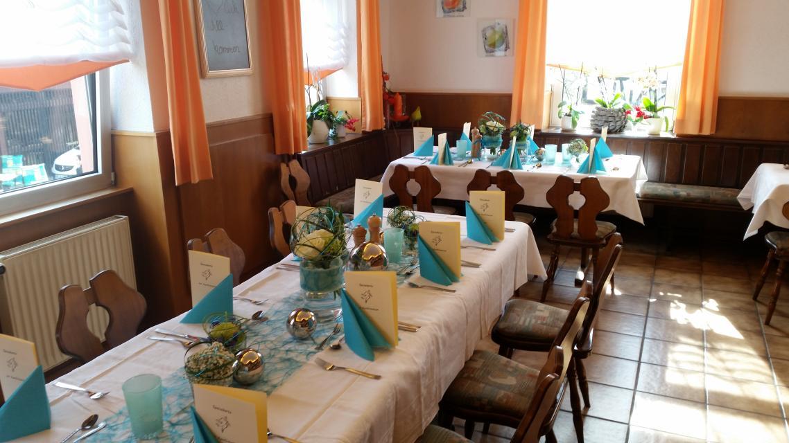 Das Gasthaus „Zur Krone“ wird schon seit Jahren von Metzgermeister Georg Nicklas und seiner Frau betrieben. In den gemütlichen Gasträumen bieten die Beiden Ihnen altbewährte Hausmannskost so wie Odenwälder Spezialitäten an.