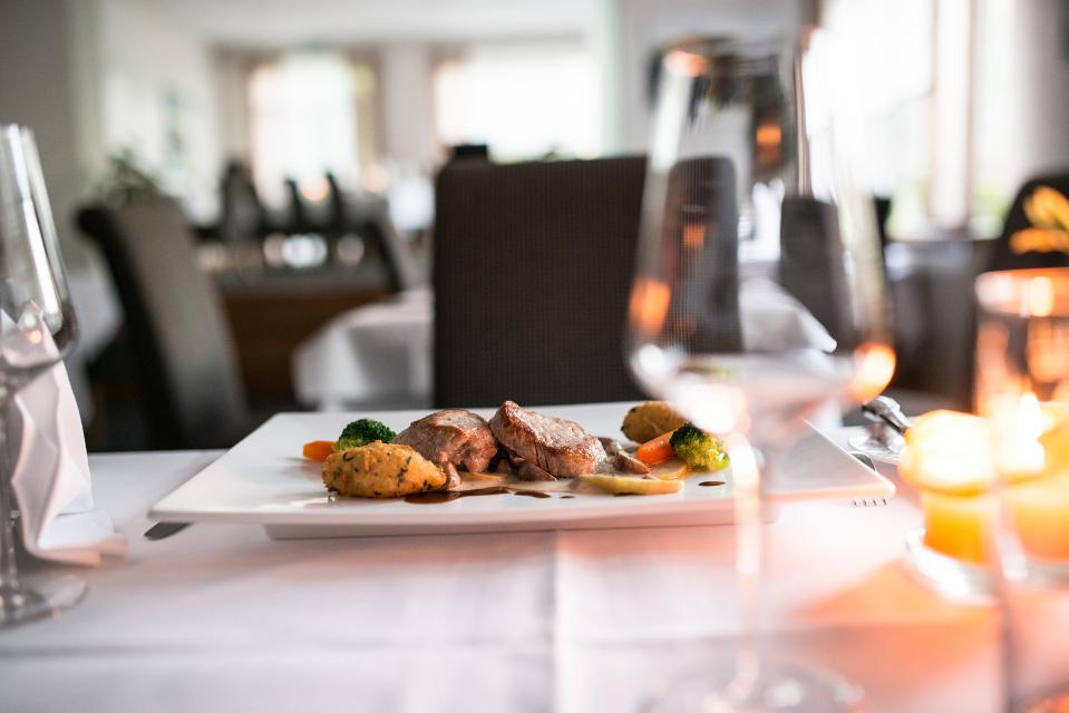 Das stilvoll-modern gestaltete Gourmet-Restaurant bietet seinen Gästen Spezialitäten aus dem Odenwald, sowie Leckerbissen aus dem Mittelmeerraum.
