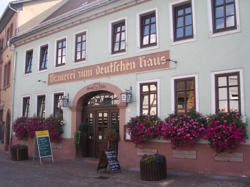 In der ehemaligen Brauereigaststätte "Zum Deutschen Haus" finden Sie saisonale, frische Produkte aus der Region. Gerne begrüßen wir Sie in unserer Gaststätte bei guten Speisen rund ums Bier. 