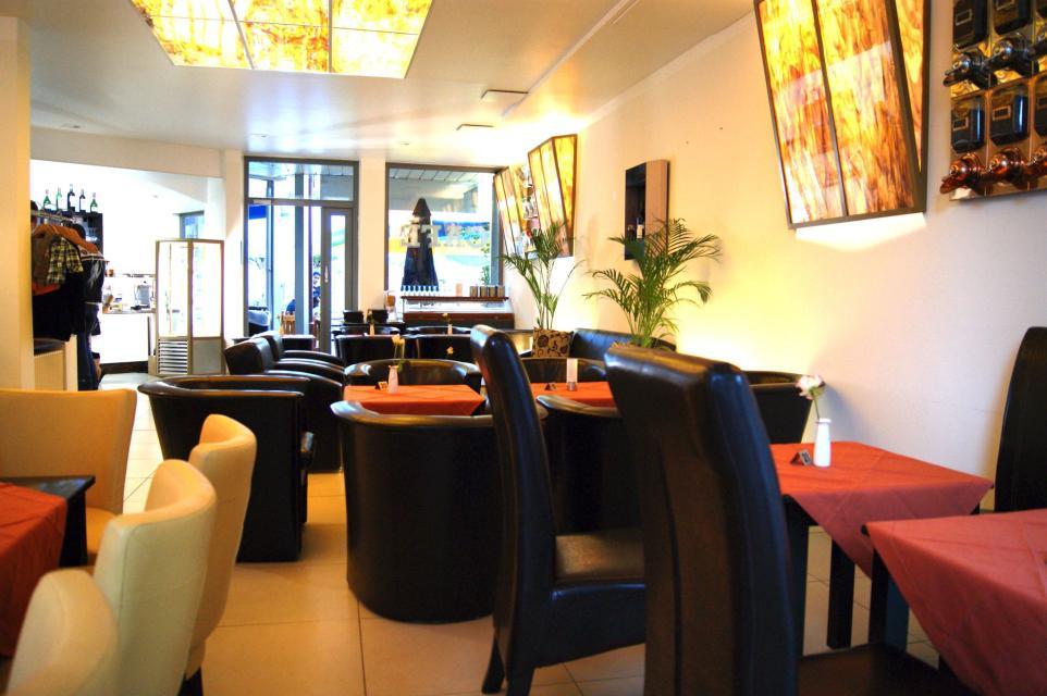 Das Café Calinda bietet seinen Gästen ein gemütliches Ambiente, perfekt geeignet für kleine Geschäftsbesprechungen, oder ein Frühstück mit Freunden.