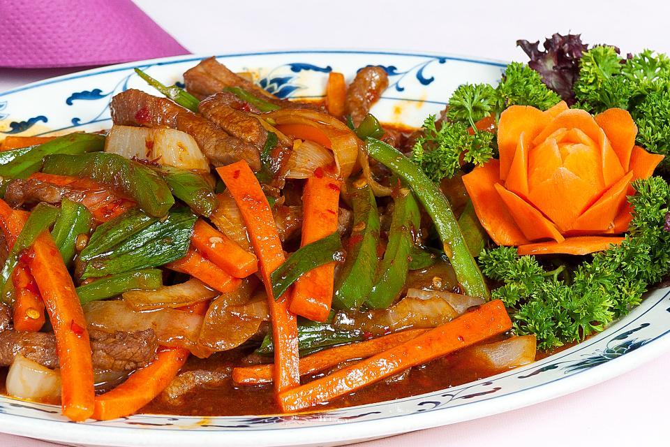 Liebhaber der asiatischen Küche kommen im Pavillon voll auf ihre Kosten. Im gemütlichen Gastraum lassen sich die frisch zubereiteten Köstlichkeiten gut genießen. 