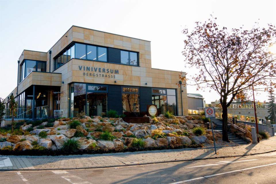 Die attraktiven Ausstellungs- und Verkaufsräume der Bergsträßer Winzer eG in Heppenheim bieten einen guten Überblick über die an der hessischen Bergstraße angebauten Weine. Besucher können in Ruhe stöbern, erhalten Tipps und Hinweise und so mancher gute Tropfen kann auch vor Ort probiert werden. Ene Besonderheit ist der Weinautomat “VINIMAT” vor der Vinothek (B3)