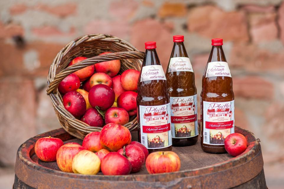 Familie Pfeiffer bewirtschaftet seit Generationen den Zentschulzehof im Ostertal. Besonders bekannt ist der Hof durch seine leckeren Apfelsäfte und den Apfelschaumwein.