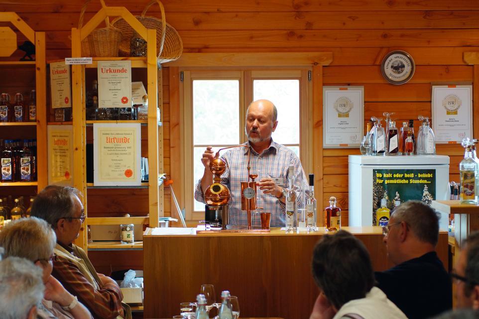 Die Brennerei Bauer aus Amorbach ist für seine besonderen Spirituosen bekannt! Die Köstlichkeiten können auch online im Shop bestellt werden. Zum Shop geht es hier.
                 title=