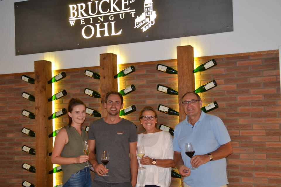 Wir sind ein familiengeführter Betrieb und eines der ältesten Weingüter in Groß-Umstadt. Unsere Weinberge pflegen wir in den Lagen Herrnberg, Stachelberg und Steingerück. Genießen Sie den Wein dort, wo er angebaut wird. 