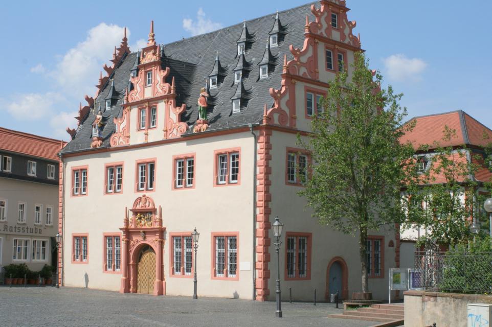 Let us show you the five castles, the Renaissance town hall and some lesser-known places in Groß-Umstadt!
                 title=