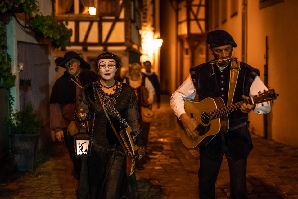 When it gets dark, head down the old town streets of Heppenheim and listen to stories from times long past in front of the lantern-lit backdrop.