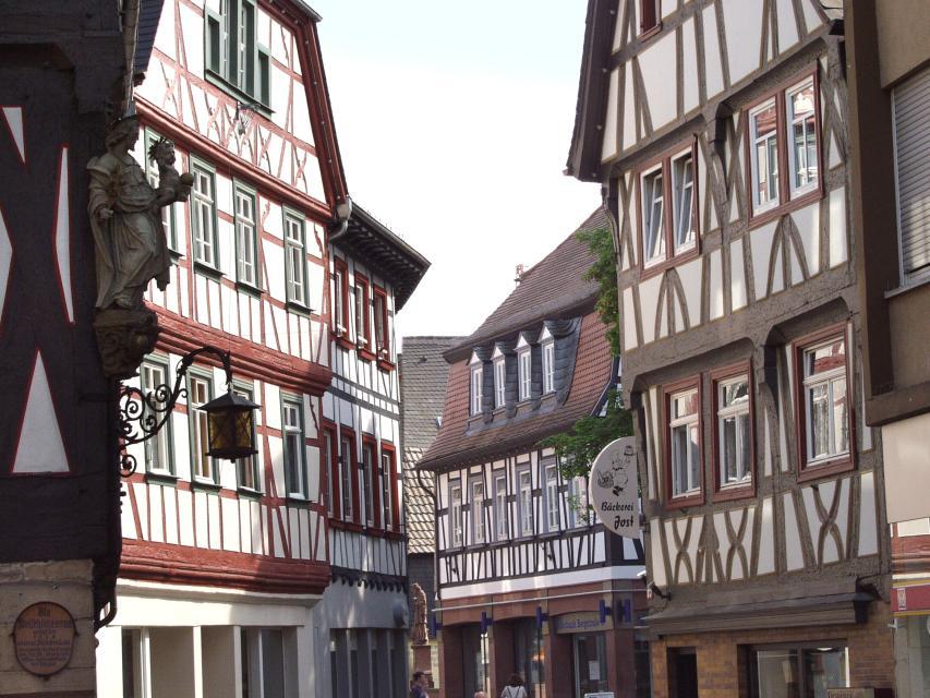 Bensheim restaurateurs will spoil you with a rustic snack or a multi-course menu, depending on your wishes. Then you visit the most beautiful places in Bensheim.