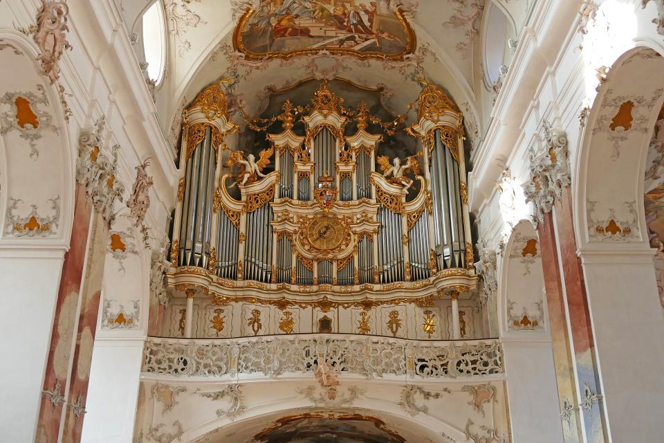 The impressive baroque organ in the Amorbach Abbey offers visitors an impressive sound experience.
