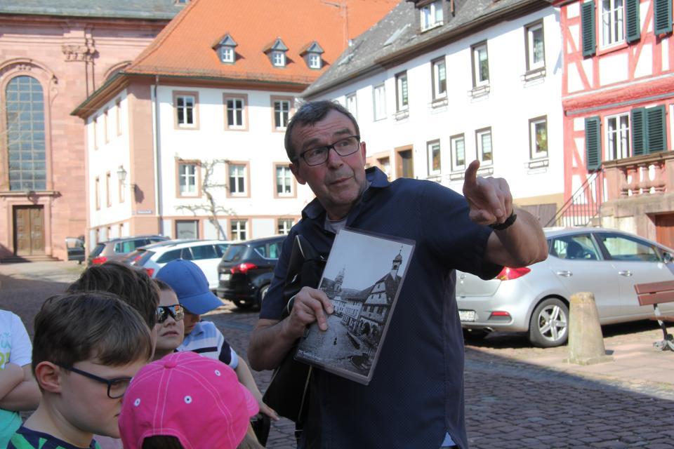 Bei einem sehr interessanten, informativen Stadtrundgang durch die idyllischen Gässchen und die malerische Altstadt erfahren Sie alles über die Geschichte Amorbachs.