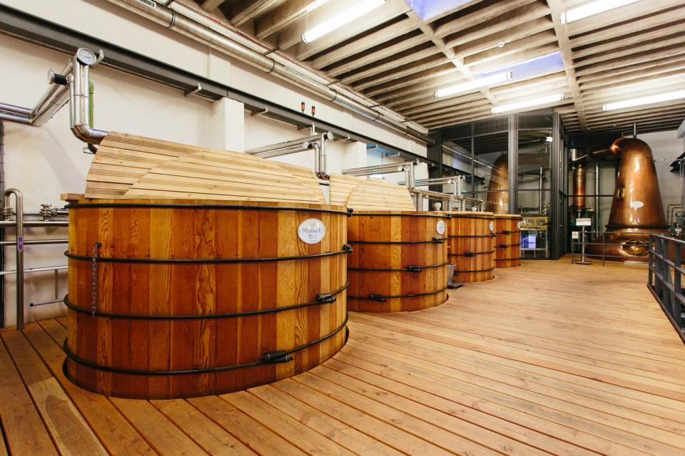 Schottland bei uns im Odenwald? St. Kilian Distillers im unterfränkischen Rüdenau ist eine Single Malt Whisky Destillerie nach schottischem Vorbild. Hier trifft reines Gerstenmalz auf original schottische Pot Still Brennblasen – und jahrzehntelanges Whisky Knowhow auf deutsche Ingenieurskunst.
