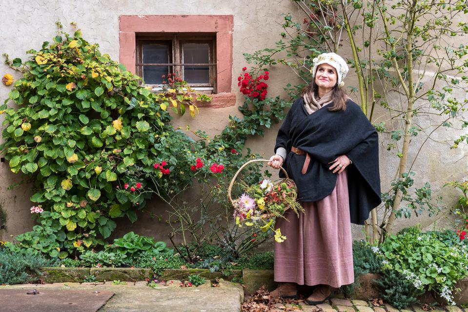 In historical costume, the market woman takes you on a tour through the alleys of Miltenberg.