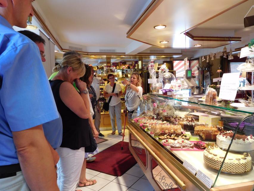 Culinary variety from regional apple wine to a meal in a traditional inn to all sorts of sweets from the world champion of confectioners is offered to you on this tour.