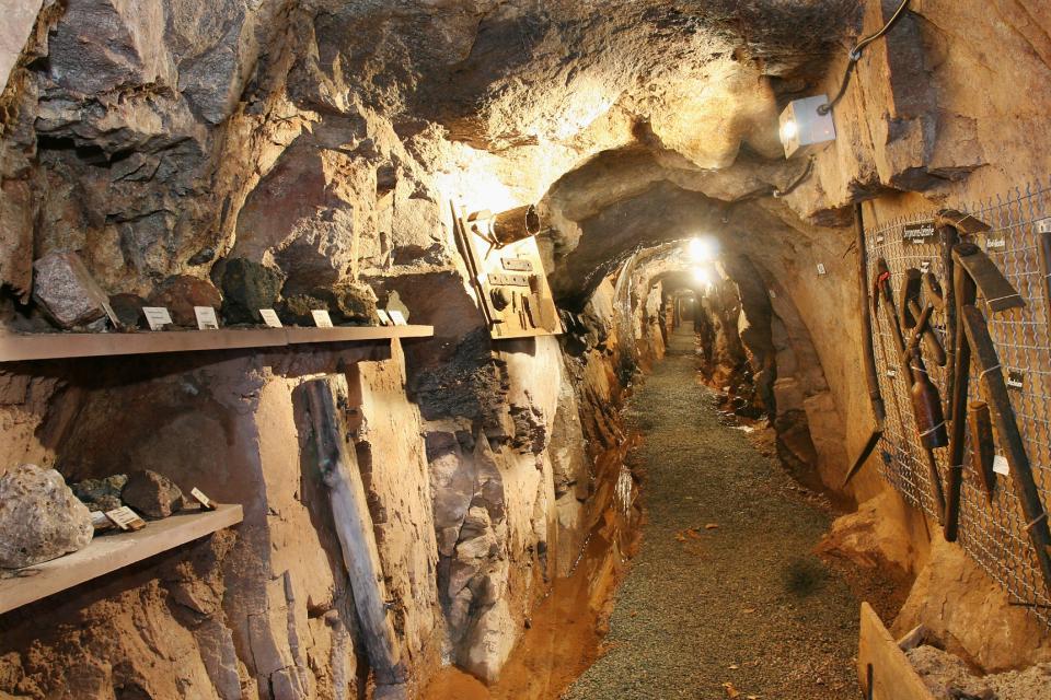 A tour of the pit takes you into the world of manganese ore, which was mined here for the production of iron. The Ludwig pit is a museum industrial monument from the heyday of mining in the region.