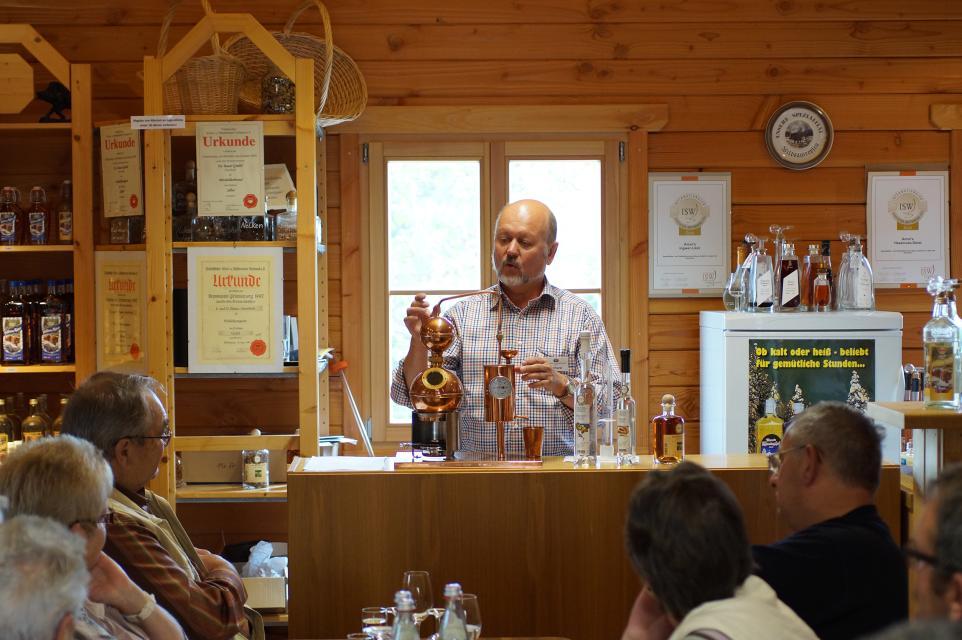 After the secret of the art of brewing has been revealed for you on the guided tour through the fine distillery, you can then taste award-winning brandies in the cozy schnapps hut.