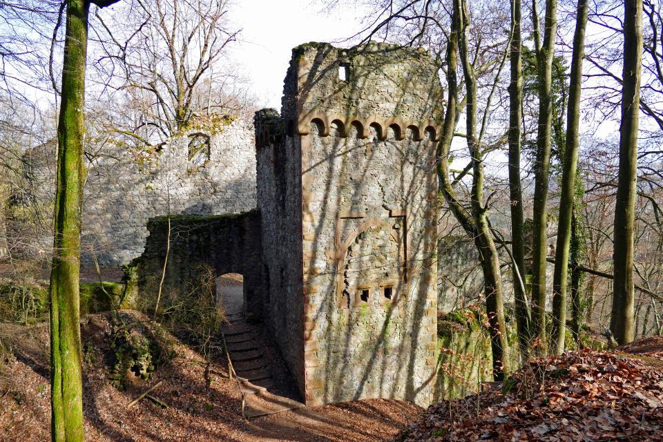 The Rodenstein castle ruins are surrounded by numerous legends. Let the tales take you into another world and hear how the castle inspired 19th century literature.