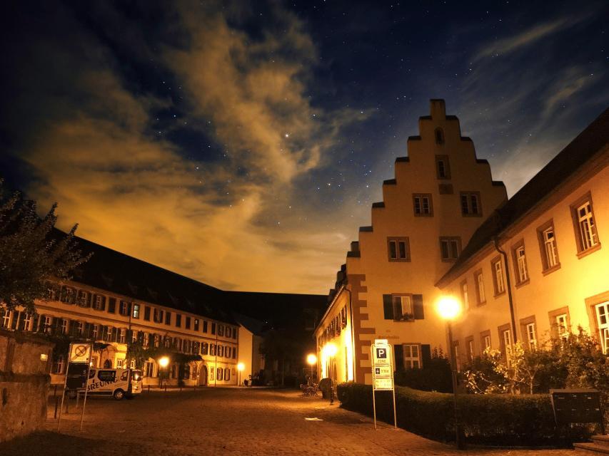 In the evening glow of the lanterns, Amorbach shows itself from its most romantic side.