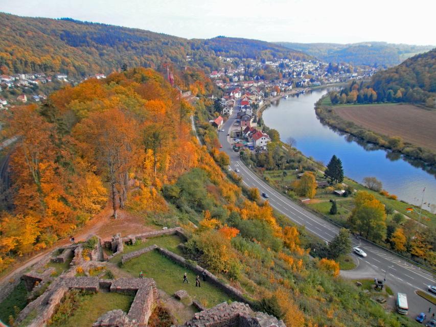 Das Neckartal ist eine der schönsten Regionen für Ihre Wanderreise. Von Bad Wimpfen mit der bekannten Kaiserpfalz bis in die romantische Stadt Heidelberg erwandern Sie den Neckarsteig entlang der malerischen Flusslandschaft, den Ausläufern des Odenwaldes, den Weinbergen und Wiesen.