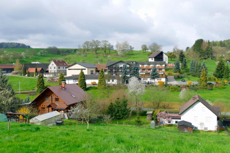 Ankommen und Wohlfühlen! Umgeben von der idyllischen Landschaft eins der schönsten Täler des Odenwaldes verbringen Sie drei Tage mit Halbpension im Berghof Erzbach.