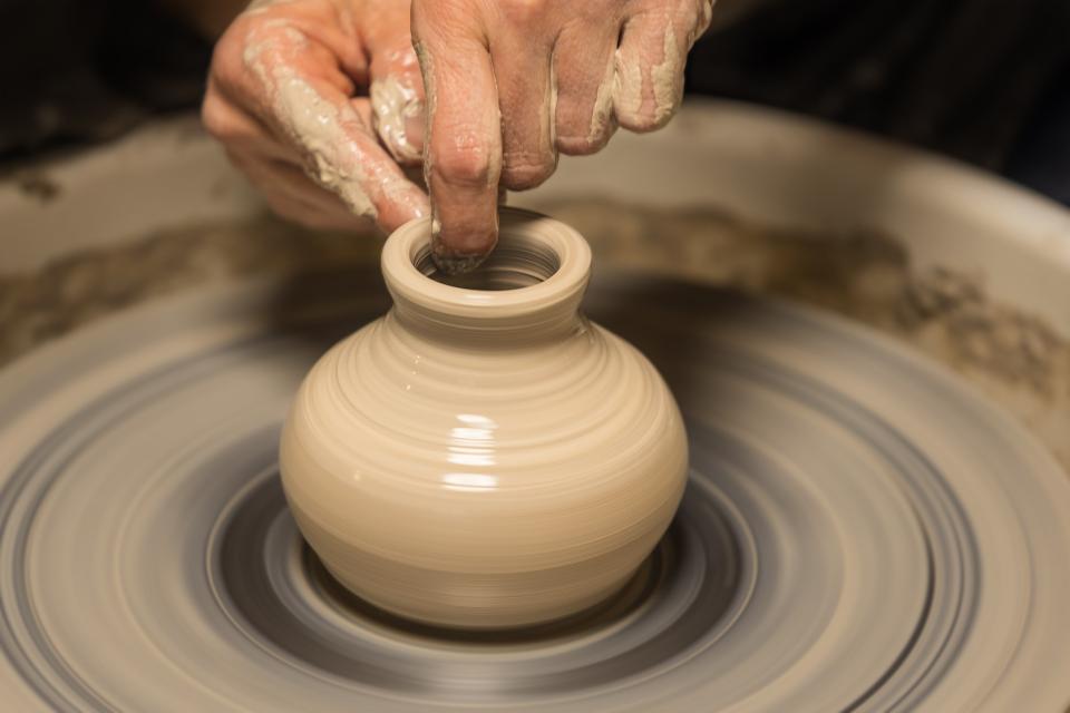In seiner kleinen Töpferei in Modautal stellt der Kunsthandwerker Peter Schrader Gebrauchsutensilien aus Keramik in feinster Handarbeit her.