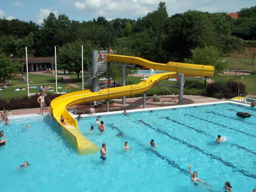 Das beliebte Freibad mit beheizten Becken bietet Badespass für die ganze Familie. Attraktion des Bades ist die Riesenrutsche.