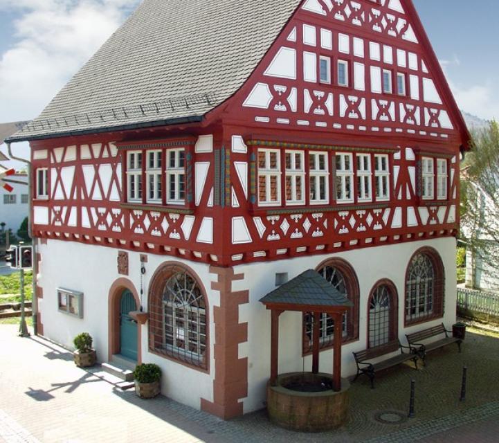 Das 1552 erbaute Birkenauer Rathaus zählt zu den ältesten erhaltenen Rathäusern der Region.