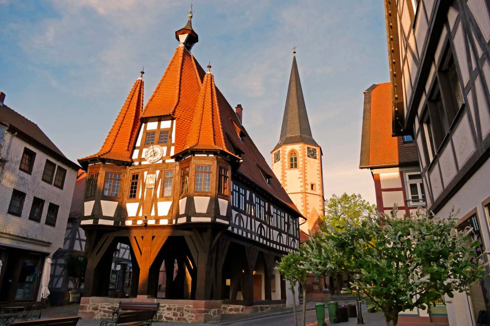 Die einstige Ackerbürgerstadt Michelstadt hat eine wahre Berühmtheit in ihrer Mitte: Das Historische Fachwerk-Rathaus von 1484 wurde bereits auf einer Briefmarke verewigt. Mit seinen spitzen Giebeln und Erkertürmchen aus der Spätgotik gibt es dem Marktplatz eine ganz besondere Atmosphäre.
