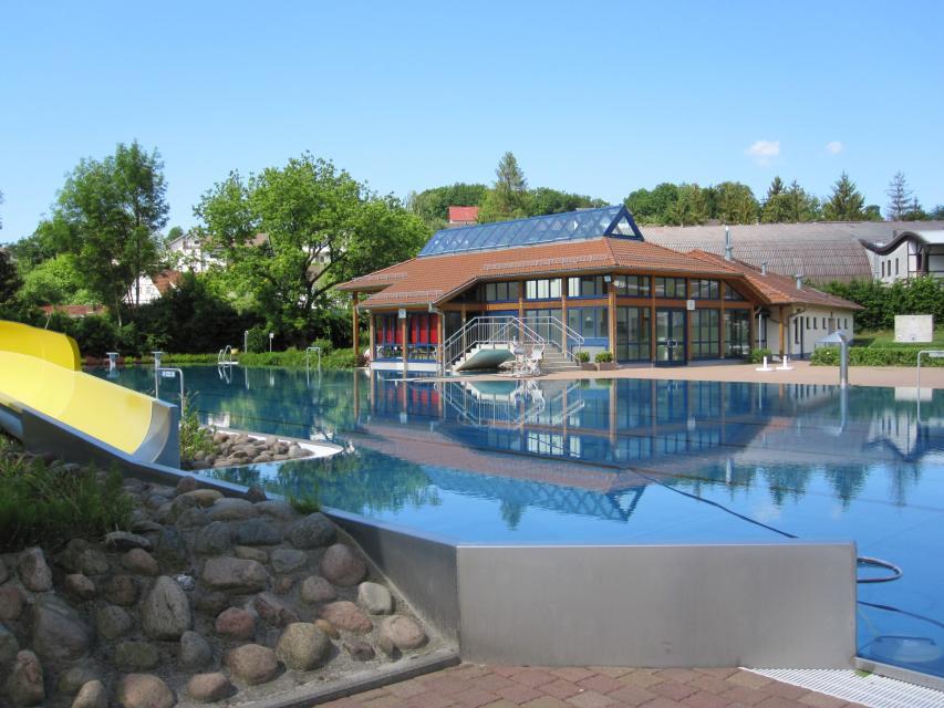 Das moderne Freibad mit 1.000 m² Wasserfläche, einer großzügigen Freizeitanlage und beheizten Becken bietet während der gesamten Badesaison angenehme Temperaturen.